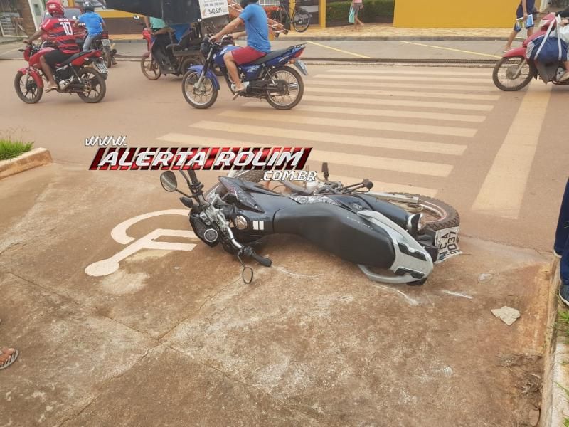 Rolim de Moura – Motociclista é socorrido pelos bombeiros  após se envolver em acidente de trânsito no Centro da cidade   Rolim de Moura – Motociclista é socorrido pelos bombeiros  após se envolver em acidente de trânsito no Centro da cidade