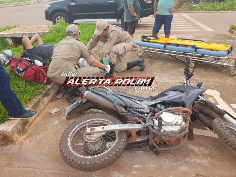 Rolim de Moura – Motociclista é socorrido pelos bombeiros  após se envolver em acidente de trânsito no Centro da cidade   Rolim de Moura – Motociclista é socorrido pelos bombeiros  após se envolver em acidente de trânsito no Centro da cidade