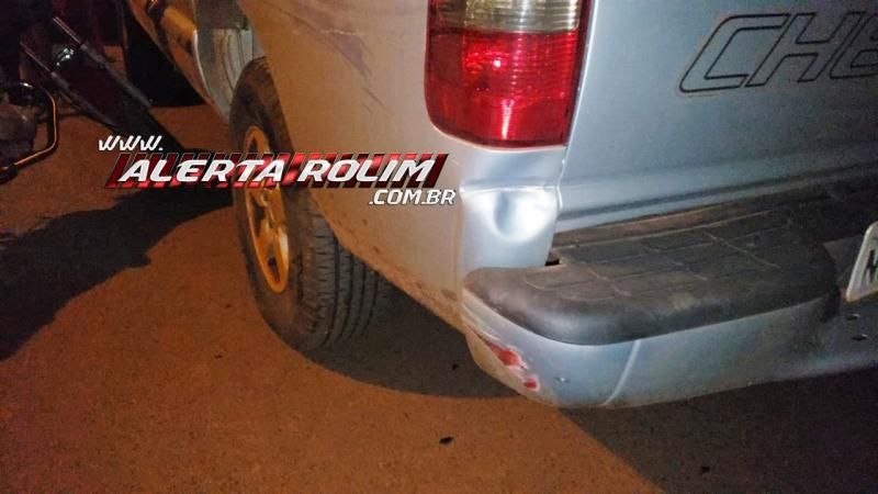 Rolim de Moura – Mulher fratura perna após desviar de cachorro na via e bater moto na traseira de caminhonete estacionada - Vídeo Rolim de Moura – Mulher fratura perna após desviar de cachorro na via e bater moto na traseira de caminhonete estacionada - Vídeo