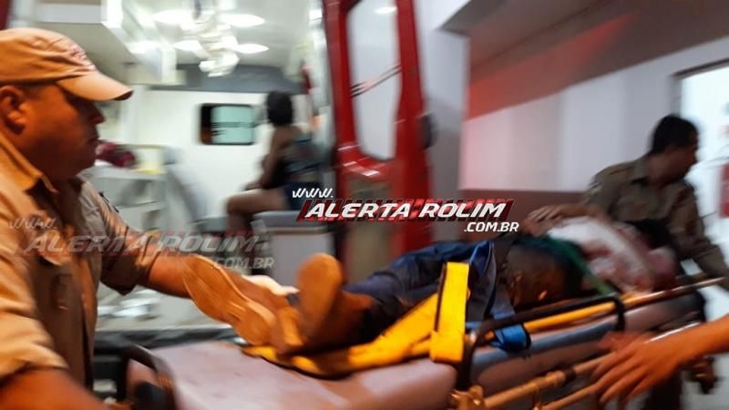 Rolim de Moura – URGENTE - Durante briga generalizada em festa, dois homens foram esfaqueados nesta madrugada no Bairro Cidade Alta - Vídeo Rolim de Moura – URGENTE - Durante briga generalizada em festa, dois homens foram esfaqueados nesta madrugada no Bairro Cidade Alta - Vídeo