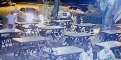 VÍDEO: ao retornar de férias de SC, família de Cerejeiras é rendida por bandidos armados e tem caminhonete roubada em Cuiabá VÍDEO: ao retornar de férias de SC, família de Cerejeiras é rendida por bandidos armados e tem caminhonete roubada em Cuiabá