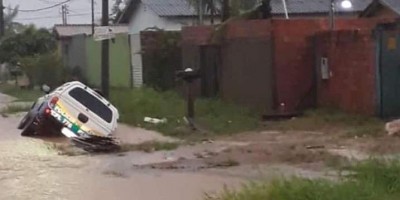Polícia Militar vai atender ocorrência de homicídio e viatura cai em buraco, em Porto Velho Polícia Militar vai atender ocorrência de homicídio e viatura cai em buraco, em Porto Velho