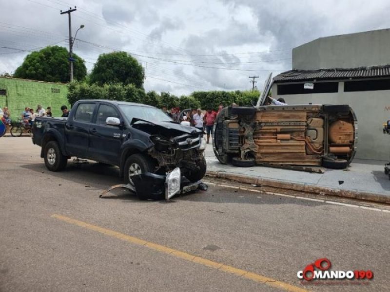 Acidente envolvendo dois veículos deixa vítima presa nas ferragens, em Ji-Paraná Acidente envolvendo dois veículos deixa vítima presa nas ferragens, em Ji-Paraná