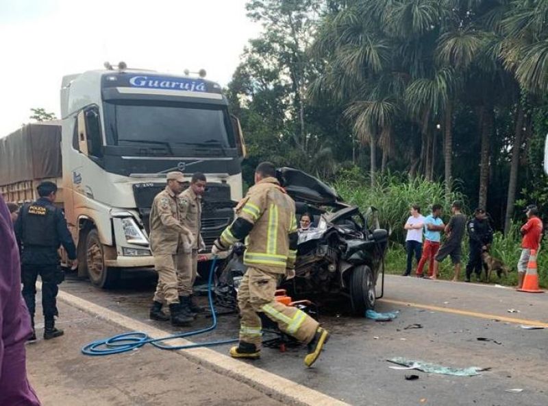 Acidente grave na BR-364 deixa carro prensado entre carretas, em Jaru Acidente grave na BR-364 deixa carro prensado entre carretas, em Jaru