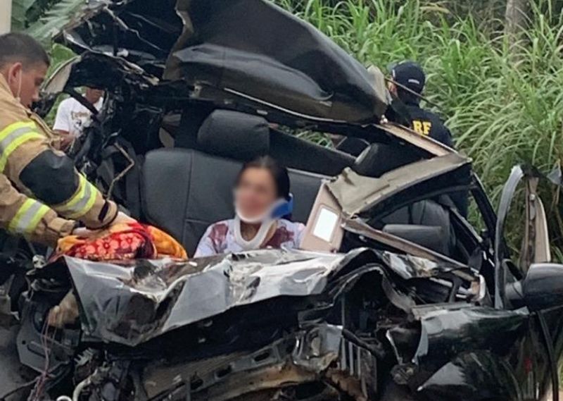 Acidente grave na BR-364 deixa carro prensado entre carretas, em Jaru Acidente grave na BR-364 deixa carro prensado entre carretas, em Jaru