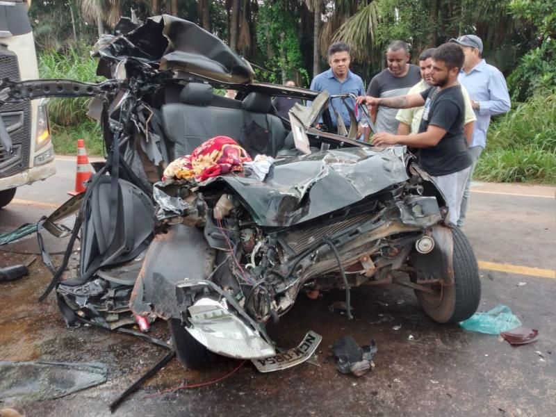 Acidente grave na BR-364 deixa carro prensado entre carretas, em Jaru Acidente grave na BR-364 deixa carro prensado entre carretas, em Jaru
