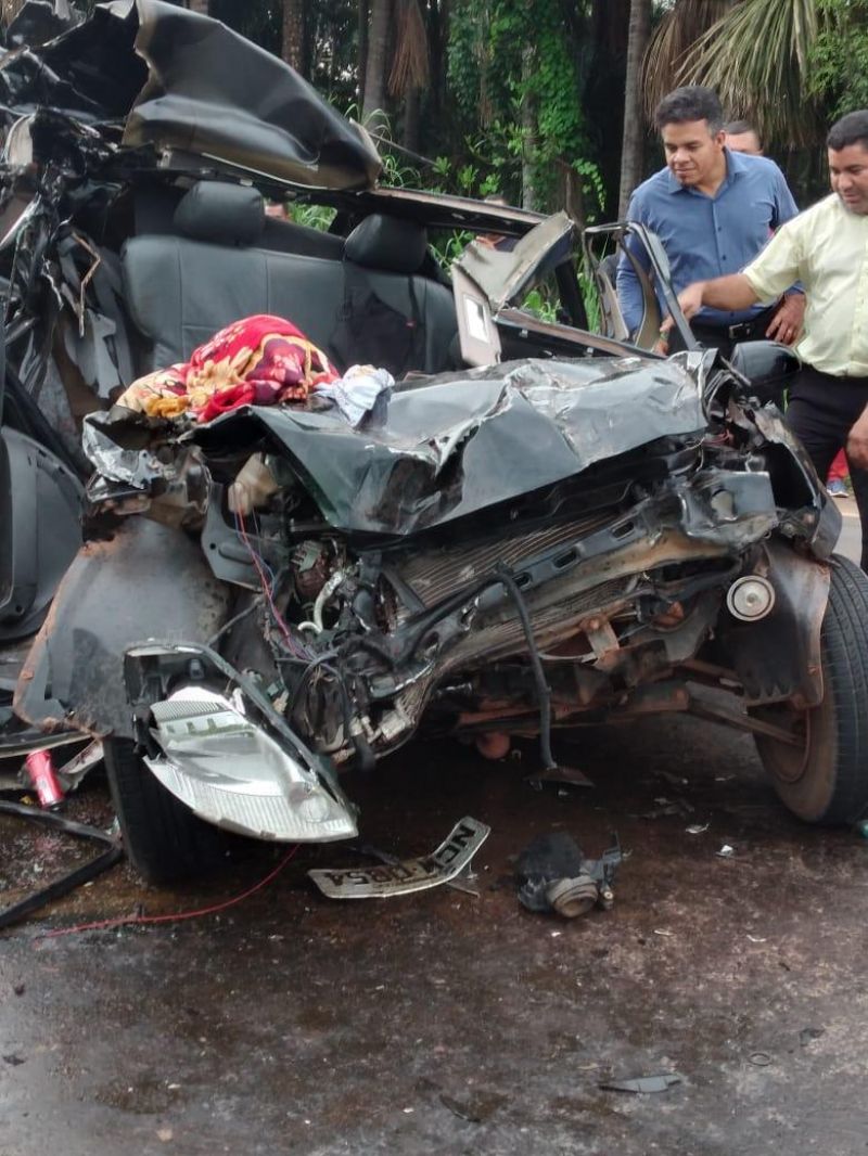 Acidente grave na BR-364 deixa carro prensado entre carretas, em Jaru Acidente grave na BR-364 deixa carro prensado entre carretas, em Jaru