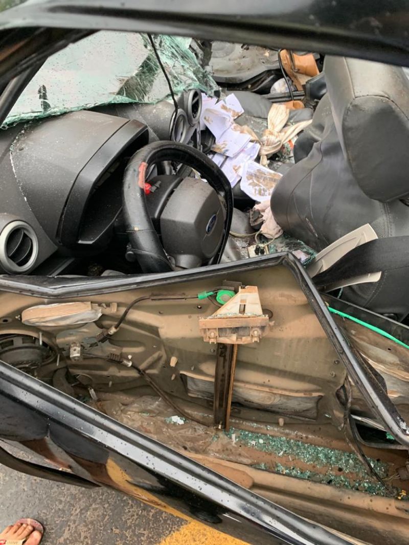 Acidente grave na BR-364 deixa carro prensado entre carretas, em Jaru Acidente grave na BR-364 deixa carro prensado entre carretas, em Jaru