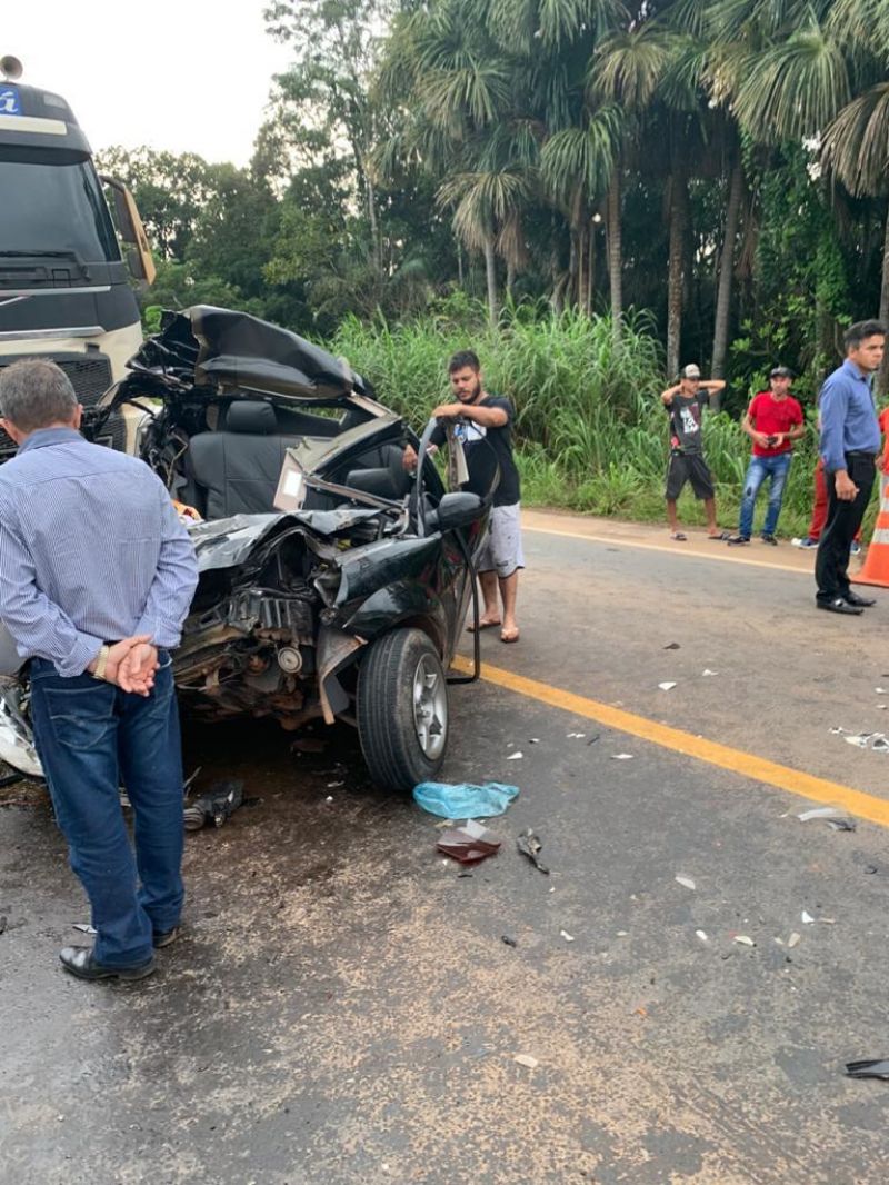 Acidente grave na BR-364 deixa carro prensado entre carretas, em Jaru Acidente grave na BR-364 deixa carro prensado entre carretas, em Jaru