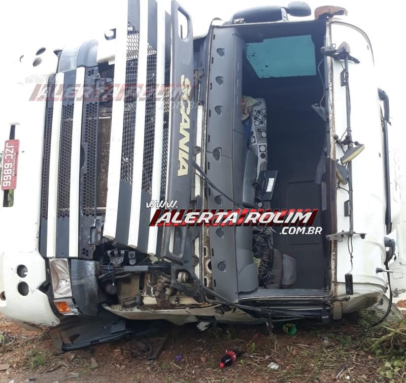 Carreta frigorífica tomba em curva da RO-010, em Migrantinópolis Carreta frigorífica tomba em curva da RO-010, em Migrantinópolis