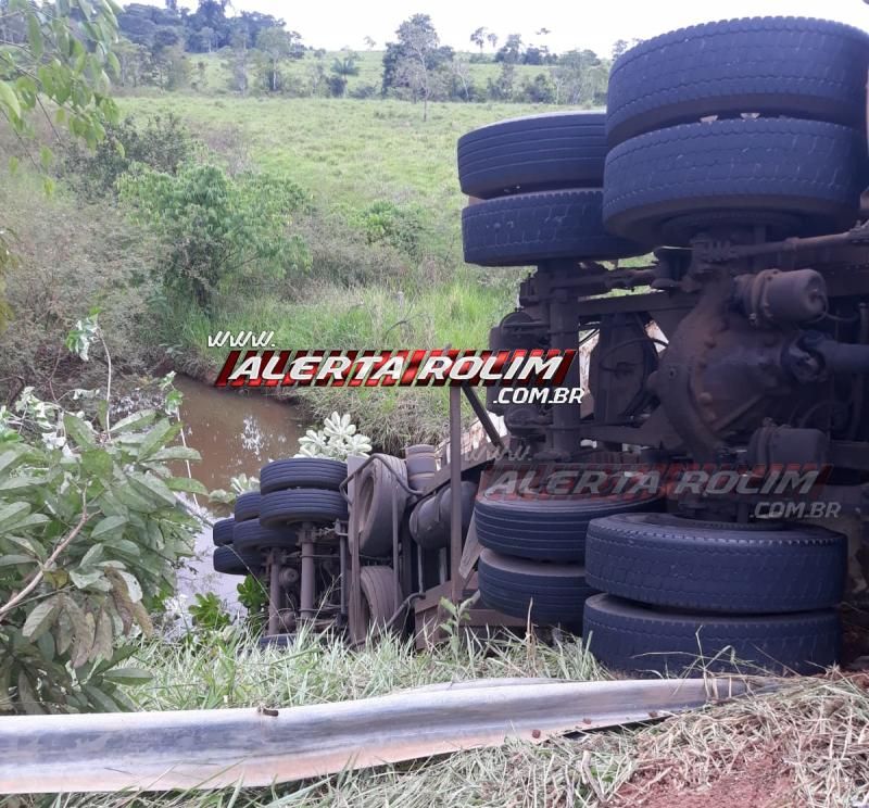 Carreta frigorífica tomba em curva da RO-010, em Migrantinópolis Carreta frigorífica tomba em curva da RO-010, em Migrantinópolis