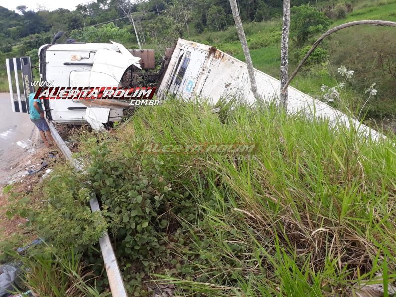 Carreta frigorífica tomba em curva da RO-010, em Migrantinópolis Carreta frigorífica tomba em curva da RO-010, em Migrantinópolis