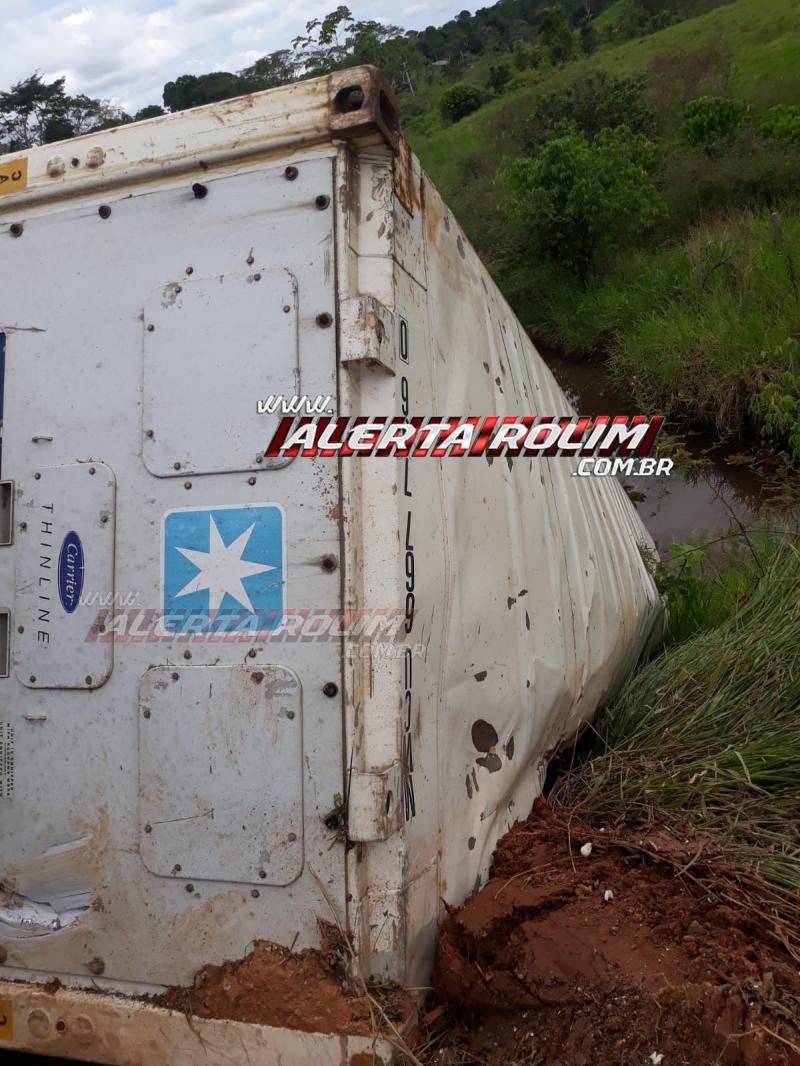 Carreta frigorífica tomba em curva da RO-010, em Migrantinópolis Carreta frigorífica tomba em curva da RO-010, em Migrantinópolis