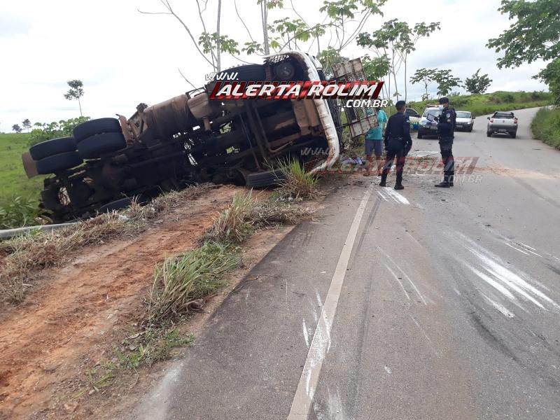 Carreta frigorífica tomba em curva da RO-010, em Migrantinópolis Carreta frigorífica tomba em curva da RO-010, em Migrantinópolis