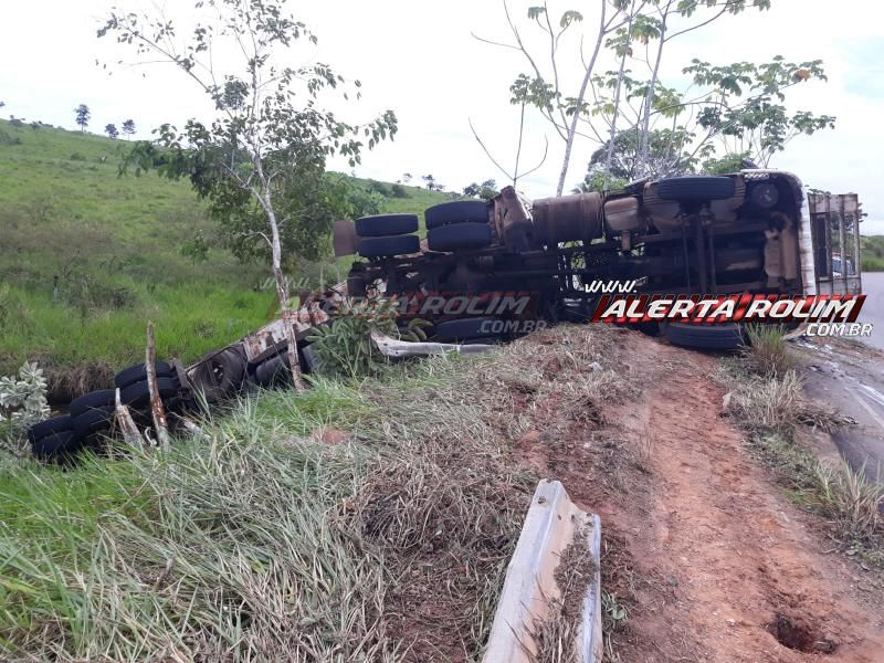 Carreta frigorífica tomba em curva da RO-010, em Migrantinópolis Carreta frigorífica tomba em curva da RO-010, em Migrantinópolis