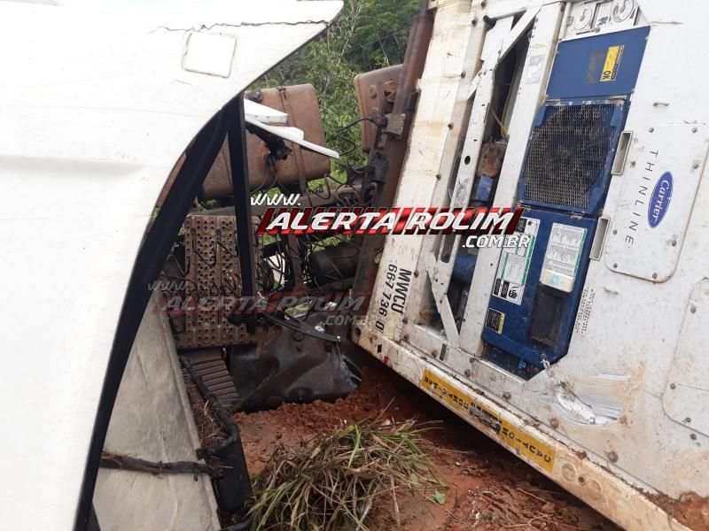 Carreta frigorífica tomba em curva da RO-010, em Migrantinópolis Carreta frigorífica tomba em curva da RO-010, em Migrantinópolis