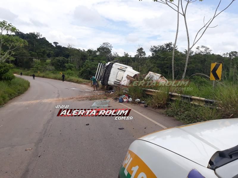 Carreta frigorífica tomba em curva da RO-010, em Migrantinópolis Carreta frigorífica tomba em curva da RO-010, em Migrantinópolis