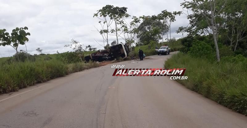 Carreta frigorífica tomba em curva da RO-010, em Migrantinópolis Carreta frigorífica tomba em curva da RO-010, em Migrantinópolis