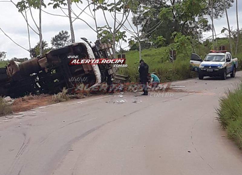 Carreta frigorífica tomba em curva da RO-010, em Migrantinópolis Carreta frigorífica tomba em curva da RO-010, em Migrantinópolis