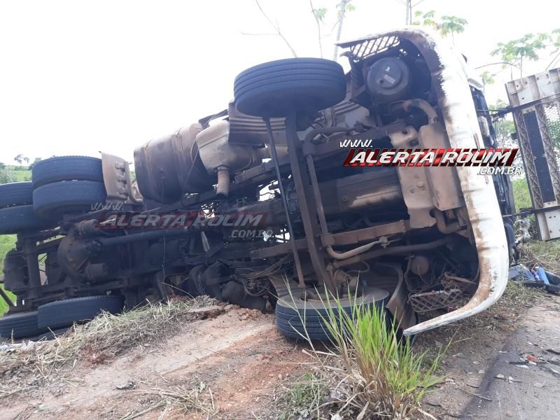 Carreta frigorífica tomba em curva da RO-010, em Migrantinópolis Carreta frigorífica tomba em curva da RO-010, em Migrantinópolis