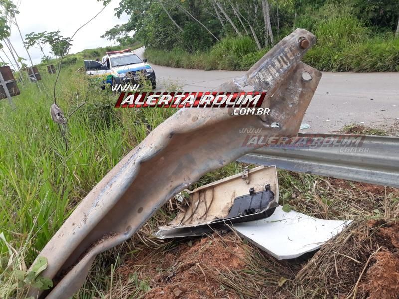 Carreta frigorífica tomba em curva da RO-010, em Migrantinópolis Carreta frigorífica tomba em curva da RO-010, em Migrantinópolis