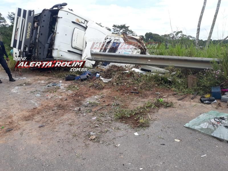 Carreta frigorífica tomba em curva da RO-010, em Migrantinópolis Carreta frigorífica tomba em curva da RO-010, em Migrantinópolis