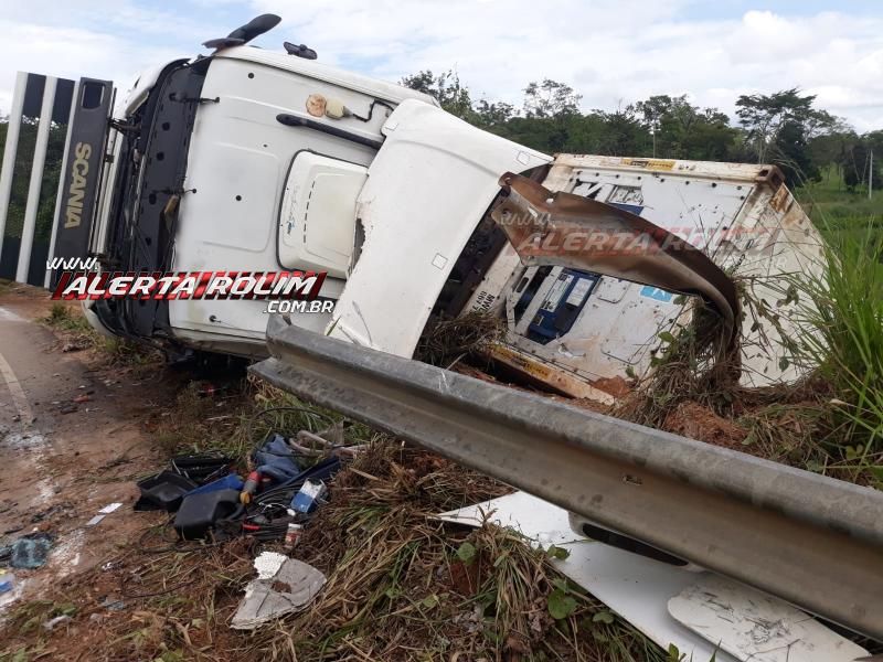 Carreta frigorífica tomba em curva da RO-010, em Migrantinópolis Carreta frigorífica tomba em curva da RO-010, em Migrantinópolis