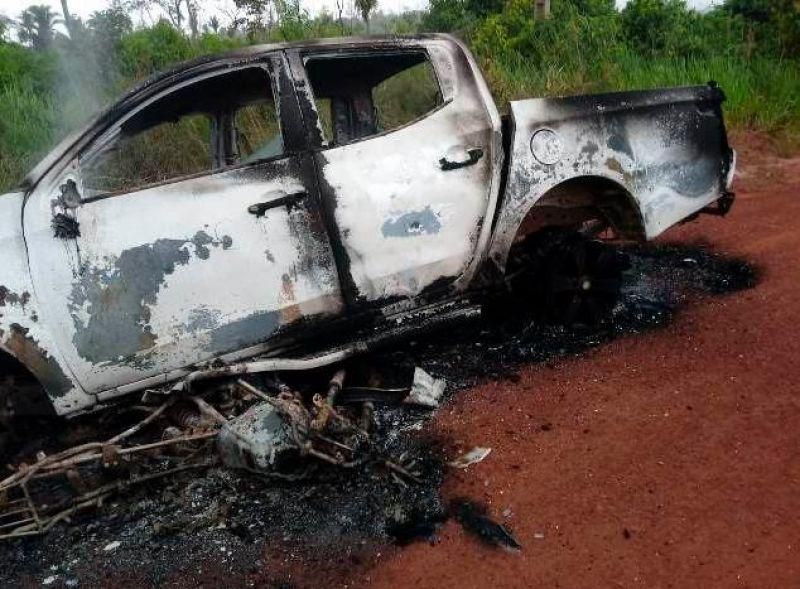 Casal morre após colisão frontal entre caminhonete e moto; veículos pegaram fogo, em União Bandeirantes Casal morre após colisão frontal entre caminhonete e moto; veículos pegaram fogo, em União Bandeirantes