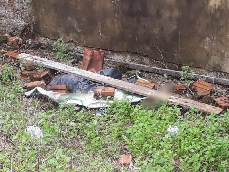 Corpo de mulher com cabeça esmagada é achado debaixo de lona, em Ariquemes Corpo de mulher com cabeça esmagada é achado debaixo de lona, em Ariquemes