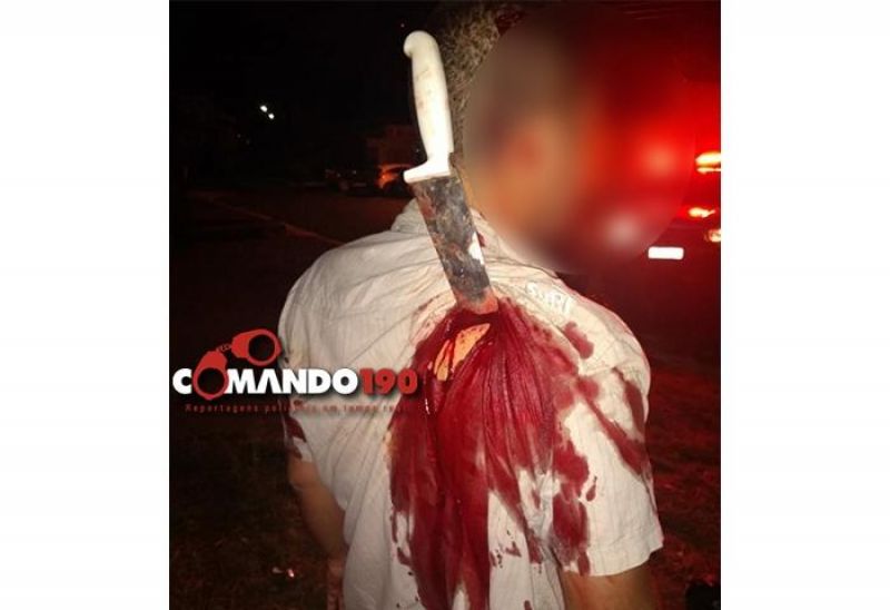 Em Ji-Paraná, tentativa de homicídio deixa faca cravada nas costas da vítima Em Ji-Paraná, tentativa de homicídio deixa faca cravada nas costas da vítima