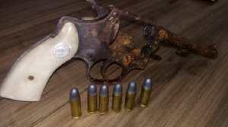 Enquanto roçava mato, trabalhador encontra arma de fogo e aciona a Polícia Militar, em Santa Luzia do Oeste Enquanto roçava mato, trabalhador encontra arma de fogo e aciona a Polícia Militar, em Santa Luzia do Oeste