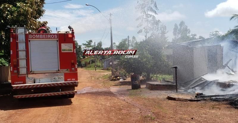 Família que teve casa destruída por incêndio em Nova Estrela pede ajuda da comunidade para reconstruir residência Família que teve casa destruída por incêndio em Nova Estrela pede ajuda da comunidade para reconstruir residência