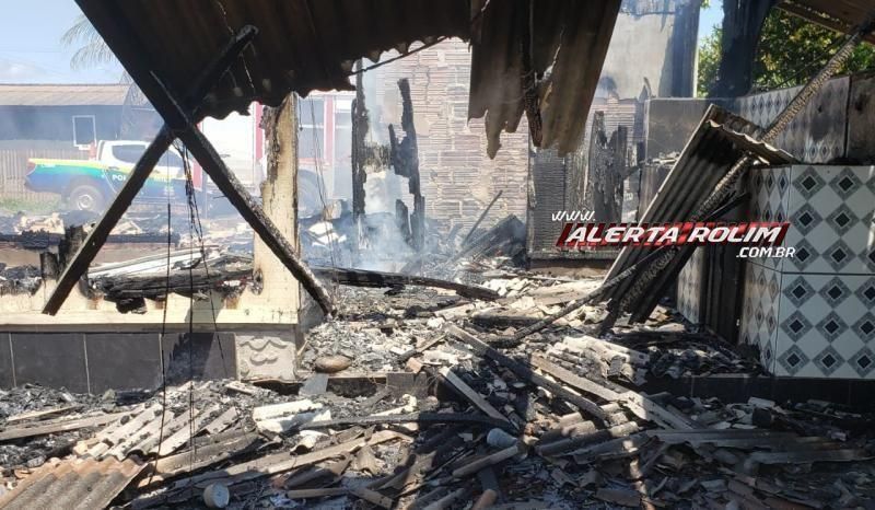 Família que teve casa destruída por incêndio em Nova Estrela pede ajuda da comunidade para reconstruir residência Família que teve casa destruída por incêndio em Nova Estrela pede ajuda da comunidade para reconstruir residência