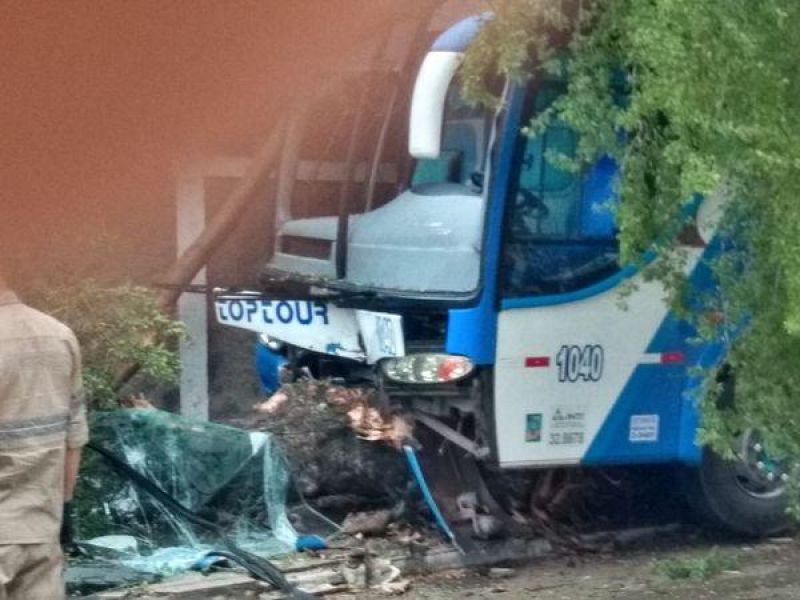 Motorista morre atropelado pelo próprio ônibus, no Espirito Santo Motorista morre atropelado pelo próprio ônibus, no Espirito Santo
