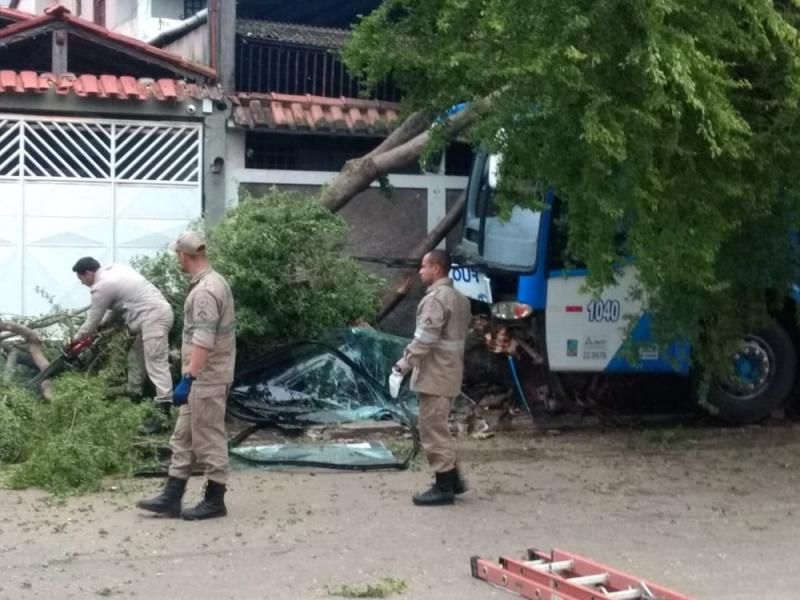Motorista morre atropelado pelo próprio ônibus, no Espirito Santo Motorista morre atropelado pelo próprio ônibus, no Espirito Santo