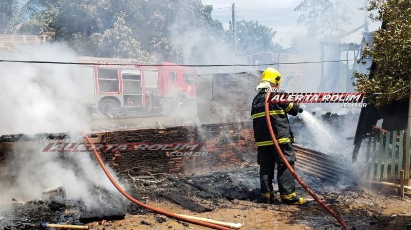 Nova Estrela – Casa é totalmente consumida por incêndio nesta manhã de segunda-feira; assista ao vídeo Nova Estrela – Casa é totalmente consumida por incêndio nesta manhã de segunda-feira; assista ao vídeo