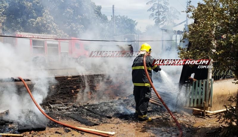 Nova Estrela – Casa é totalmente consumida por incêndio nesta manhã de segunda-feira; assista ao vídeo Nova Estrela – Casa é totalmente consumida por incêndio nesta manhã de segunda-feira; assista ao vídeo