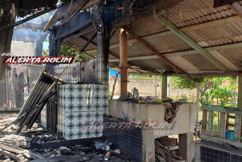 Nova Estrela – Casa é totalmente consumida por incêndio nesta manhã de segunda-feira; assista ao vídeo Nova Estrela – Casa é totalmente consumida por incêndio nesta manhã de segunda-feira; assista ao vídeo