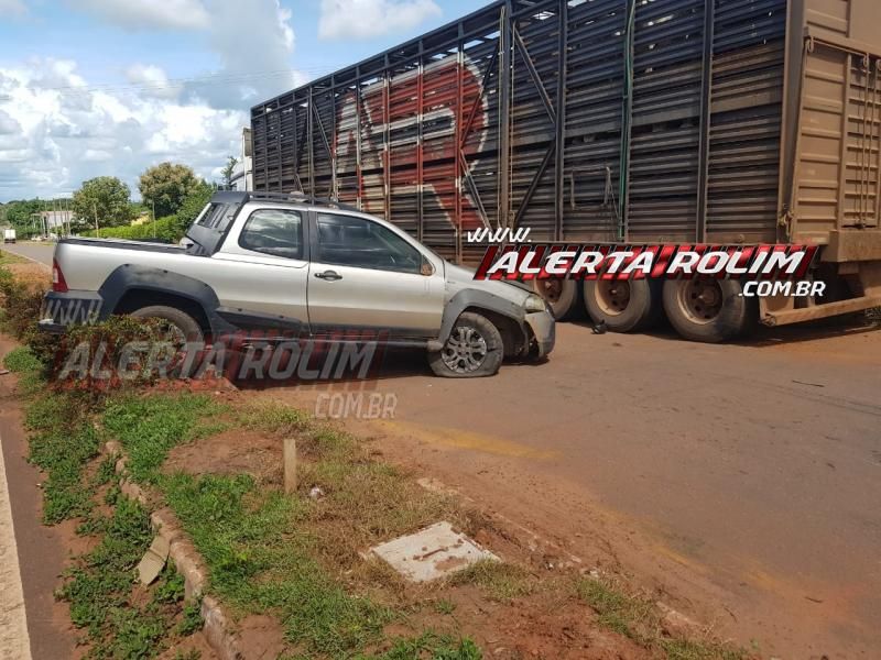 Rolim de Moura – Carro roda na pista após motorista bater na traseira de caminhão boiadeiro na RO-010 – Vídeo Rolim de Moura – Carro roda na pista após motorista bater na traseira de caminhão boiadeiro na RO-010 – Vídeo