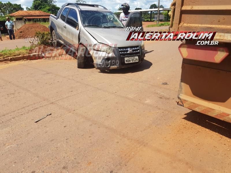 Rolim de Moura – Carro roda na pista após motorista bater na traseira de caminhão boiadeiro na RO-010 – Vídeo Rolim de Moura – Carro roda na pista após motorista bater na traseira de caminhão boiadeiro na RO-010 – Vídeo