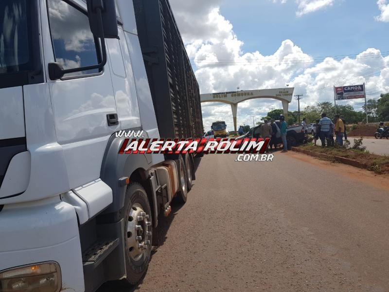 Rolim de Moura – Carro roda na pista após motorista bater na traseira de caminhão boiadeiro na RO-010 – Vídeo Rolim de Moura – Carro roda na pista após motorista bater na traseira de caminhão boiadeiro na RO-010 – Vídeo