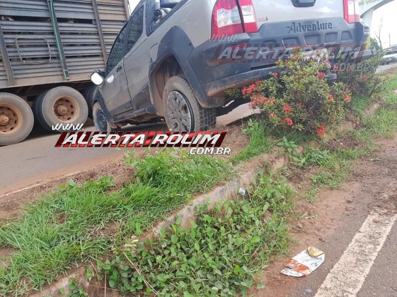 Rolim de Moura – Carro roda na pista após motorista bater na traseira de caminhão boiadeiro na RO-010 – Vídeo Rolim de Moura – Carro roda na pista após motorista bater na traseira de caminhão boiadeiro na RO-010 – Vídeo