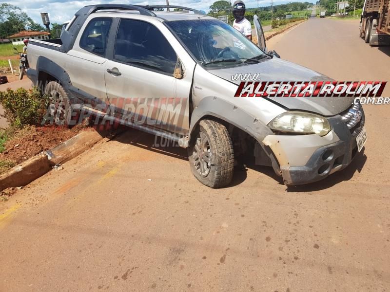 Rolim de Moura – Carro roda na pista após motorista bater na traseira de caminhão boiadeiro na RO-010 – Vídeo Rolim de Moura – Carro roda na pista após motorista bater na traseira de caminhão boiadeiro na RO-010 – Vídeo