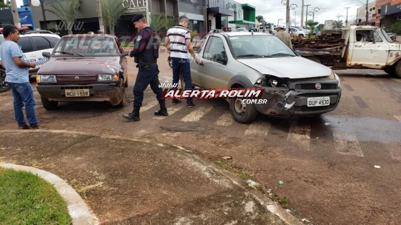 Rolim de Moura – Dois veículos colidem no Centro da cidade nesta manhã de quinta-feira – Vídeo Rolim de Moura – Dois veículos colidem no Centro da cidade nesta manhã de quinta-feira – Vídeo