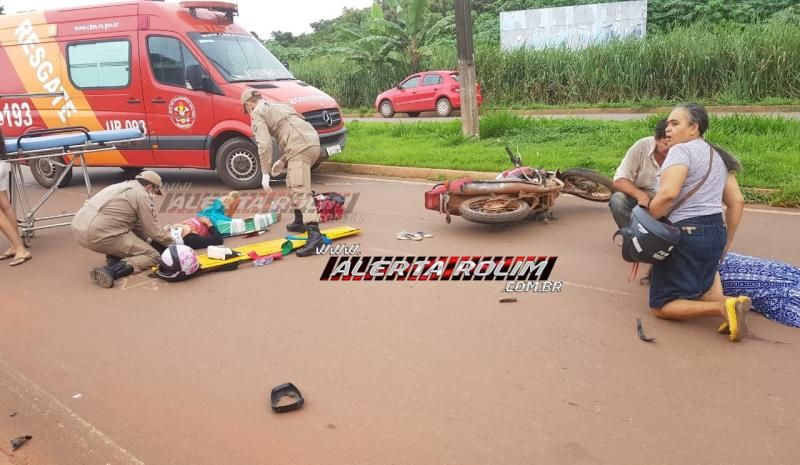  Rolim de Moura – Duas mulheres ficam seriamente feridas após moto colidir na traseira de carro estacionado no Bairro Cidade Alta – Vídeo 