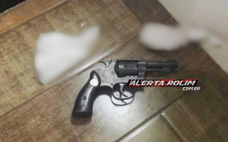 Rolim de Moura – Homem é preso com arma de fogo por equipe de Radiopatrulha da PM, no Centro da cidade Rolim de Moura – Homem é preso com arma de fogo por equipe de Radiopatrulha da PM, no Centro da cidade