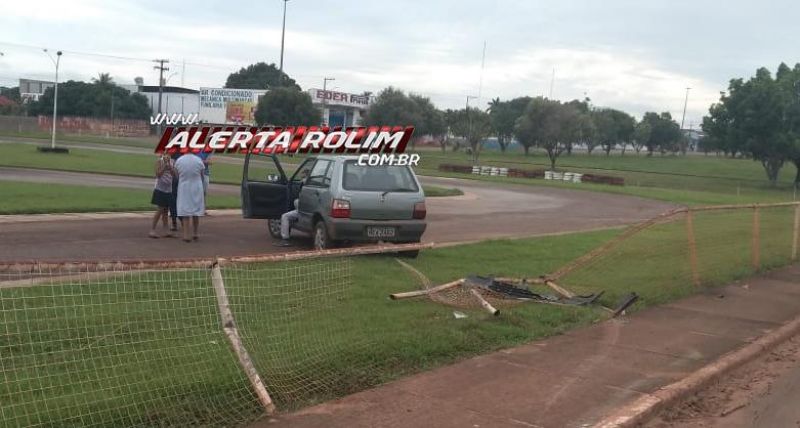 Rolim de Moura – Idosa perde o controle da direção de veículo, bate e derruba parte do alambrado da pista de kart Rolim de Moura – Idosa perde o controle da direção de veículo, bate e derruba parte do alambrado da pista de kart