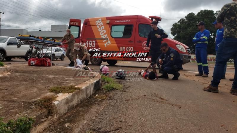 Rolim de Moura – Mãe e filho ficam feridos ao serem atingidos por carro no Centro da cidade; a mulher fraturou uma das pernas – Vídeo Rolim de Moura – Mãe e filho ficam feridos ao serem atingidos por carro no Centro da cidade; a mulher fraturou uma das pernas – Vídeo