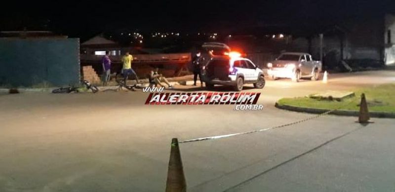 Rolim de Moura – Motociclista é socorrido com suspeita de traumatismo craniano após se chocar contra dois ciclistas na Avenida Norte Sul Rolim de Moura – Motociclista é socorrido com suspeita de traumatismo craniano após se chocar contra dois ciclistas na Avenida Norte Sul