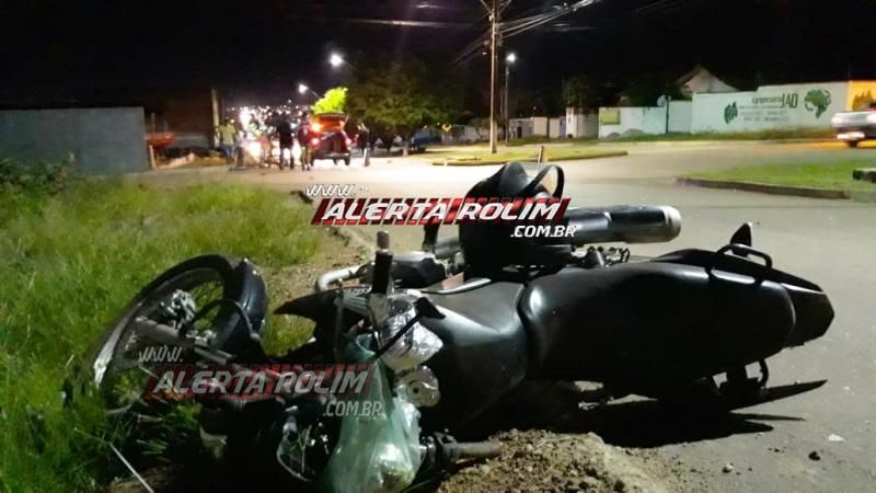 Rolim de Moura – Motociclista é socorrido com suspeita de traumatismo craniano após se chocar contra dois ciclistas na Avenida Norte Sul Rolim de Moura – Motociclista é socorrido com suspeita de traumatismo craniano após se chocar contra dois ciclistas na Avenida Norte Sul